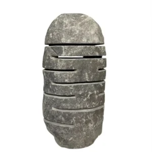 Lampă de grădină înaltă din piatră naturală, lucrată manual, cu fante orizontale sculptate pentru lumină și un vârf rotunjit.