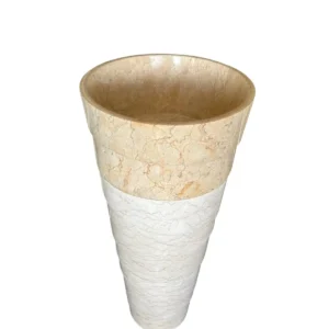 Piedestal elegant pentru chiuvetă din marmură, cu design stratificat din piatră naturală și formă cilindrică conică.
