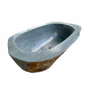 Cadă naturală din piatră de râu, lucrată manual dintr-o singură piatră, cu interior neted și suprafață exterioară rustică.
