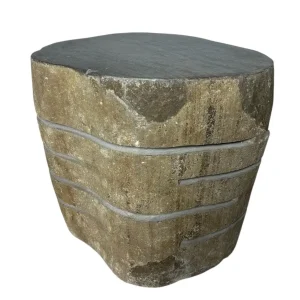 Măsuță de cafea din piatră de râu lucrată manual, cu blat neted și laturi sculptate cu textură naturală.