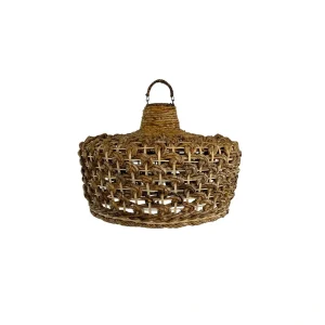 Lampă suspendată boho handmade din materiale naturale, montată pe tavan.
