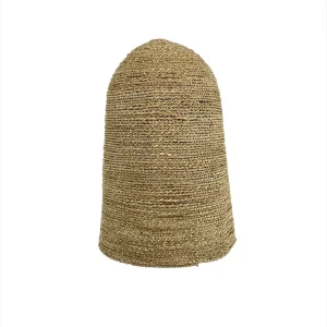 Lampă suspendată boho handmade din materiale naturale, montată pe tavan.