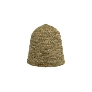 Lampă suspendată boho handmade din materiale naturale, montată pe tavan.