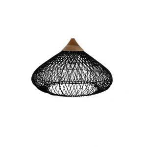 Lampă suspendată boho handmade din materiale naturale, montată pe tavan.