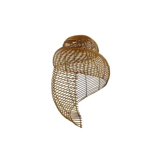 Lampă suspendată boho handmade din materiale naturale, montată pe tavan.