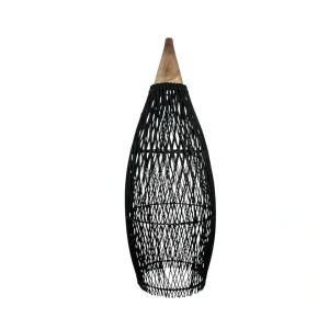 Lampă suspendată boho handmade din materiale naturale, montată pe tavan.