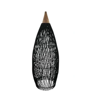 Lampă suspendată boho handmade din materiale naturale, montată pe tavan.