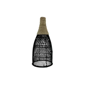 Lampă suspendată boho handmade din materiale naturale, montată pe tavan.