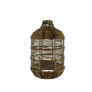 Lampă suspendată boho handmade din materiale naturale, montată pe tavan.