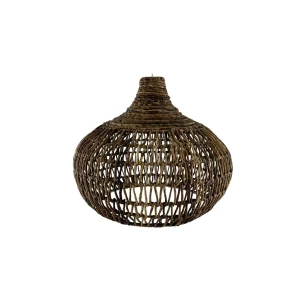 Lampă suspendată boho handmade din materiale naturale, montată pe tavan.