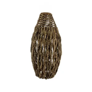 Lampă suspendată boho handmade din materiale naturale, montată pe tavan.