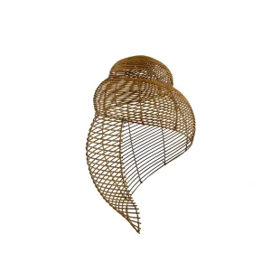 Lampă suspendată boho handmade din materiale naturale, montată pe tavan.