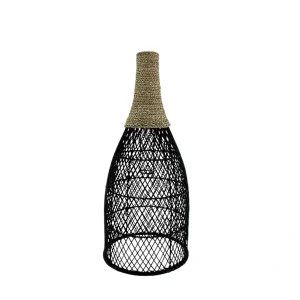 Lampă suspendată boho handmade din materiale naturale, montată pe tavan.
