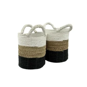 Set de coșuri din fibre naturale împletite manual, cu mânere, realizate din materiale organice.<br/> <br/> <br/>