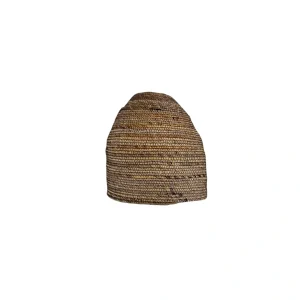 Lampă suspendată boho handmade din materiale naturale, montată pe tavan.
