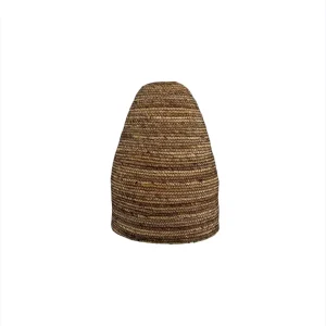 Lampă suspendată boho handmade din materiale naturale, montată pe tavan.