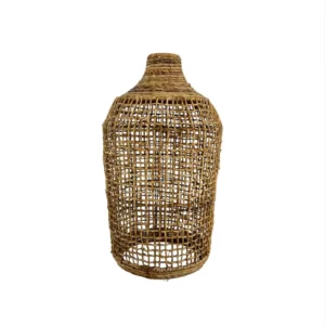 Lampă suspendată rustică realizată manual din materiale naturale cu finisaj învechit pentru interioare rustice.