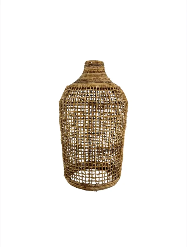 Lampă suspendată rustică realizată manual din materiale naturale cu finisaj învechit pentru interioare rustice.