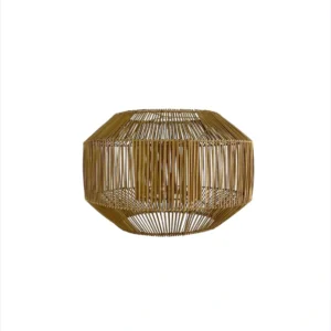 Lampă suspendată rustică realizată manual din materiale naturale cu finisaj învechit pentru interioare rustice.