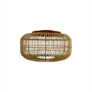 Lampă suspendată rustică realizată manual din materiale naturale cu finisaj învechit pentru interioare rustice.