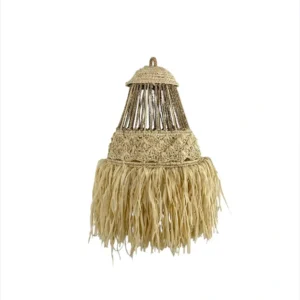 Lampă suspendată rustică realizată manual din materiale naturale cu finisaj învechit pentru interioare rustice.