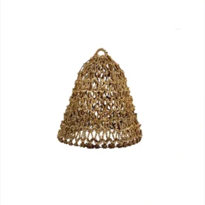 Lampă suspendată rustică realizată manual din materiale naturale cu finisaj învechit pentru interioare rustice.