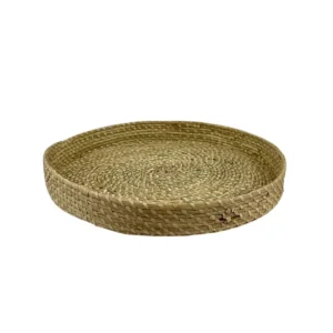 Coș din fibre naturale împletit manual cu mânere, realizat din materiale organice.<br> <br> <br>