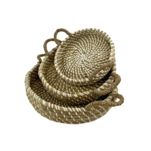 Set de coșuri din fibre naturale împletite manual, cu mânere, realizate din materiale organice.<br> <br> <br>