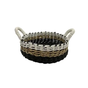 Coș din fibre naturale împletit manual cu mânere, realizat din materiale organice.<br> <br> <br>
