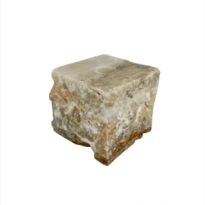 Suport pentru lumânare din onix realizat manual, sculptat din piatră naturală cu modele minerale unice.
