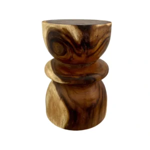 Scaun de accent din lemn suar realizat manual, sculptat din lemn natural masiv cu modele unice ale fibrei lemnului.
