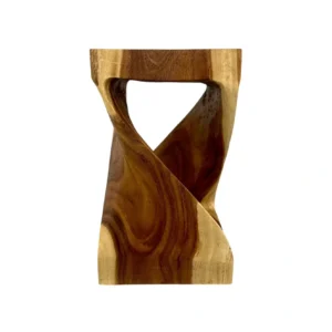 Scaun de accent din lemn suar realizat manual, sculptat din lemn natural masiv cu modele unice ale fibrei lemnului.