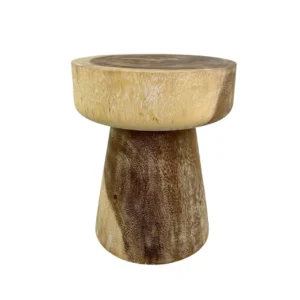 Scaun de accent din lemn suar realizat manual, sculptat din lemn natural masiv cu modele unice ale fibrei lemnului.