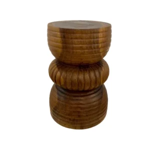 Scaun de accent din lemn suar realizat manual, sculptat din lemn natural masiv cu modele unice ale fibrei lemnului.