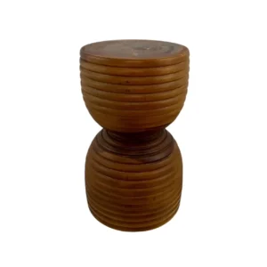 Scaun de accent din lemn suar realizat manual, sculptat din lemn natural masiv cu modele unice ale fibrei lemnului.