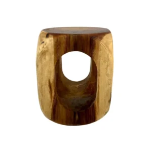 Scaun de accent din lemn suar realizat manual, sculptat din lemn natural masiv cu modele unice ale fibrei lemnului.