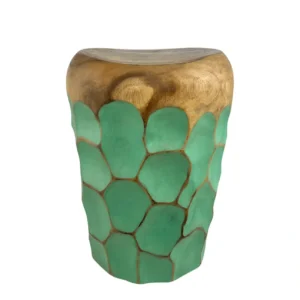 Scaun de accent din lemn suar realizat manual, sculptat din lemn natural masiv cu modele unice ale fibrei lemnului.