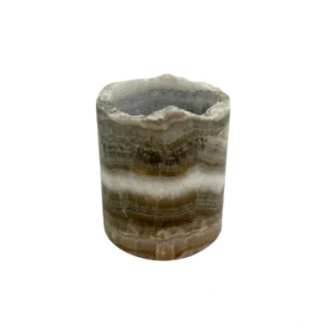 Suport pentru lumânare din onix realizat manual, sculptat din piatră naturală cu modele minerale unice.